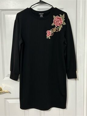 Black sweatshirt dress with floral motif